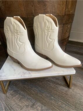 Western Cowgirl Cream Coastal Cowgirl Ankle Boots New